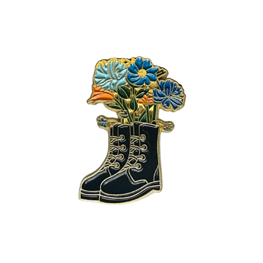 Pin bota y flores